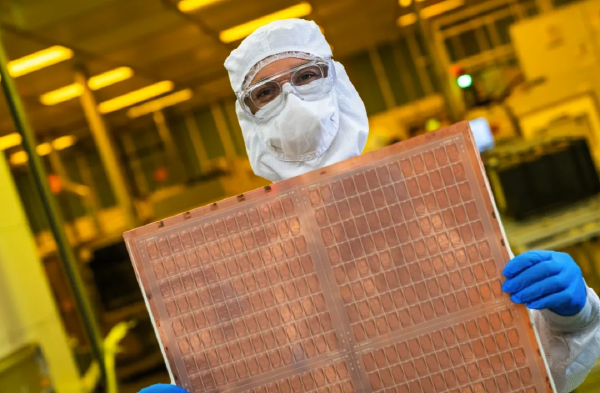 Intel Reaffirms Commitment to Glass Substrate Technology, Denies Rumors of Setbacks