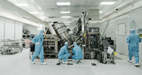 Intel Takes Lead in Using ASML High-NA EUV