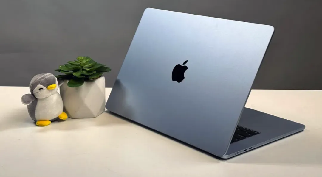 Apple MacBook A18